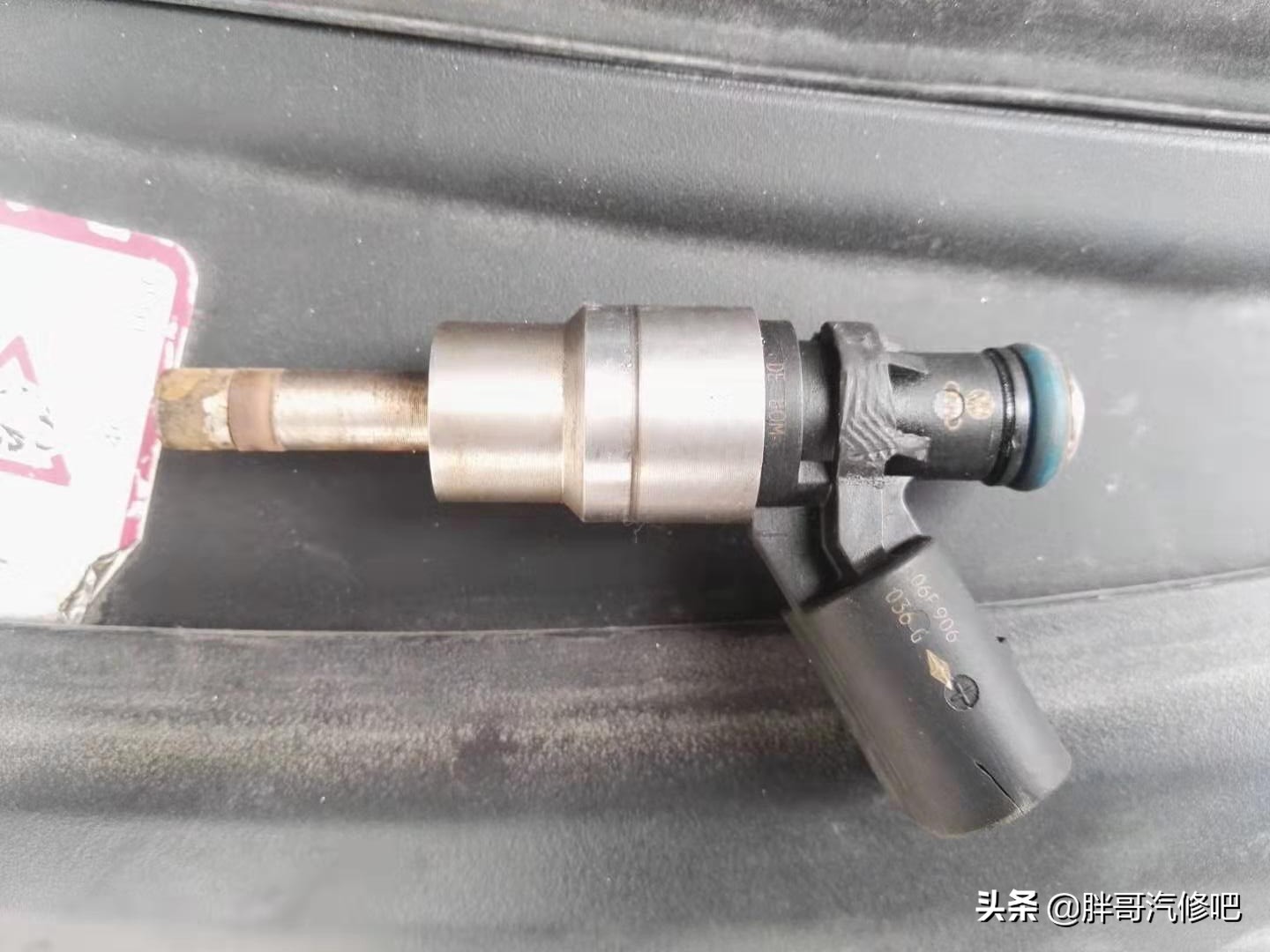 奥迪A6L发动机抖动漏油，胖哥清洗高压喷油嘴，更换机油散热垫