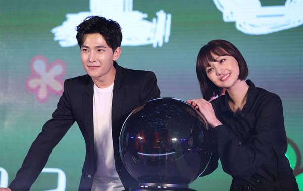 郑爽杨洋热巴郑爽都跟杨洋宣传新剧