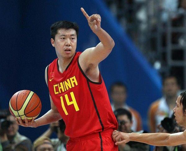 王治郅在nba为什么不归国(忆王治郅不归之谜：性格内向缺乏交流，已与宋杨分手娶90后美女)