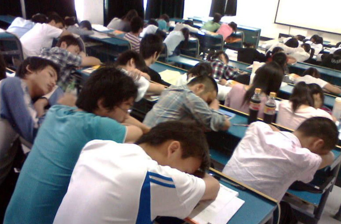 北大90岁老教授“豪宅”曝光，警惕放纵成瘾大学生，该醒醒了