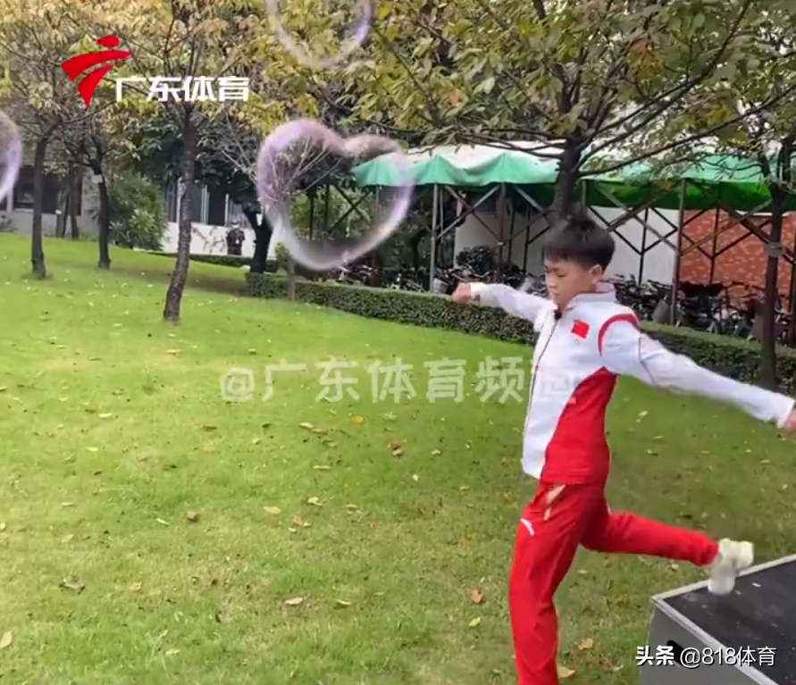 穷人的孩子早当家!全红婵重点高中种冠军树,培土浇水干活干净利落