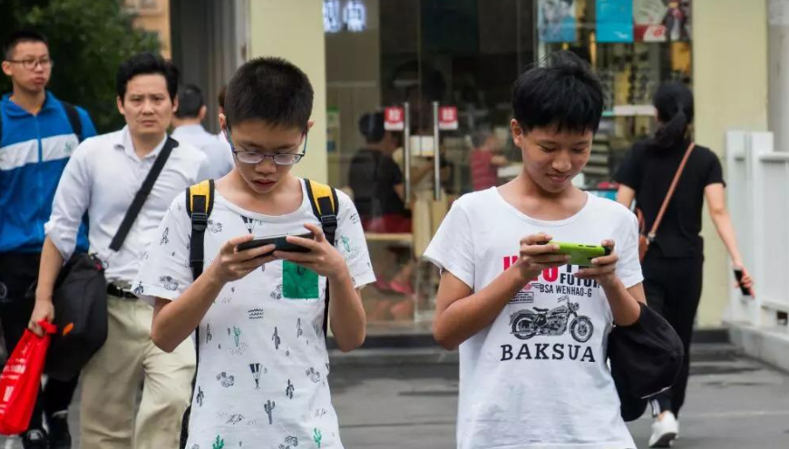班主任上课突击检查，学生上演“花式”藏手机，学霸才是隐藏高手