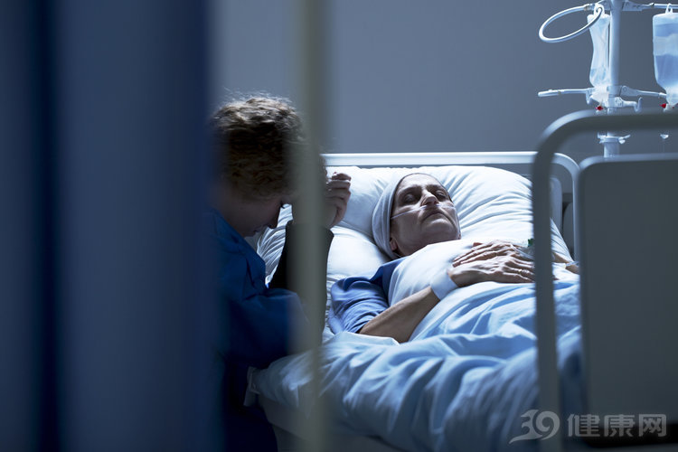 癌症有多痛苦？胃癌晚期的他嘶喊：求求你，让我安乐死吧