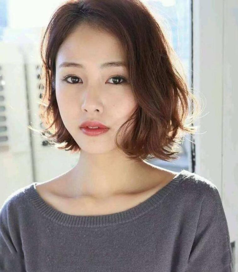 短发怎么烫不显老?4款减龄烫发,值得借鉴