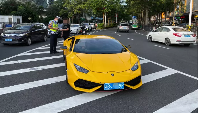 粤B兰博基尼飓风跑来珠海炸街，频发抖音被举报！交警全市布控！