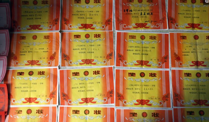 18岁双胞胎姐妹同时考上大学，15年来没买过1件新衣服