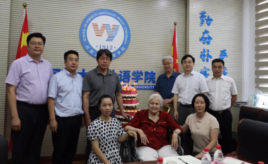 美国姑娘在华执教70年，周总理特批绿卡，家里五星红旗谁都不让碰