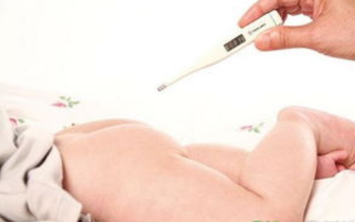 孩子发烧有件事比退烧更重要，2个降温方法见效快，别着急去医院