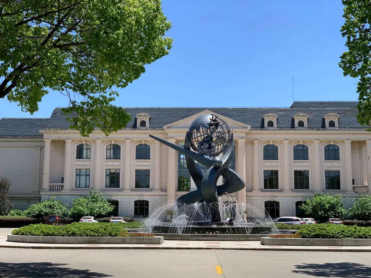 新华社记者、东方卫视主持人、凤凰卫视评论员…他们都出自上海这所高校！