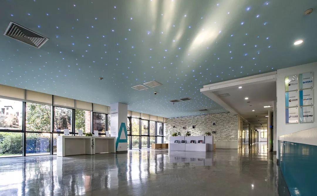 西安这座学费高达3万的大学，凭什么比985、211还受人欢迎？