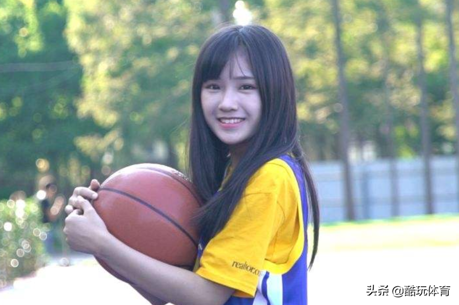 段艺璇为什么去nba(勇士官微不看篮球看美少女，官方发推支持“知名球迷”选秀比赛)