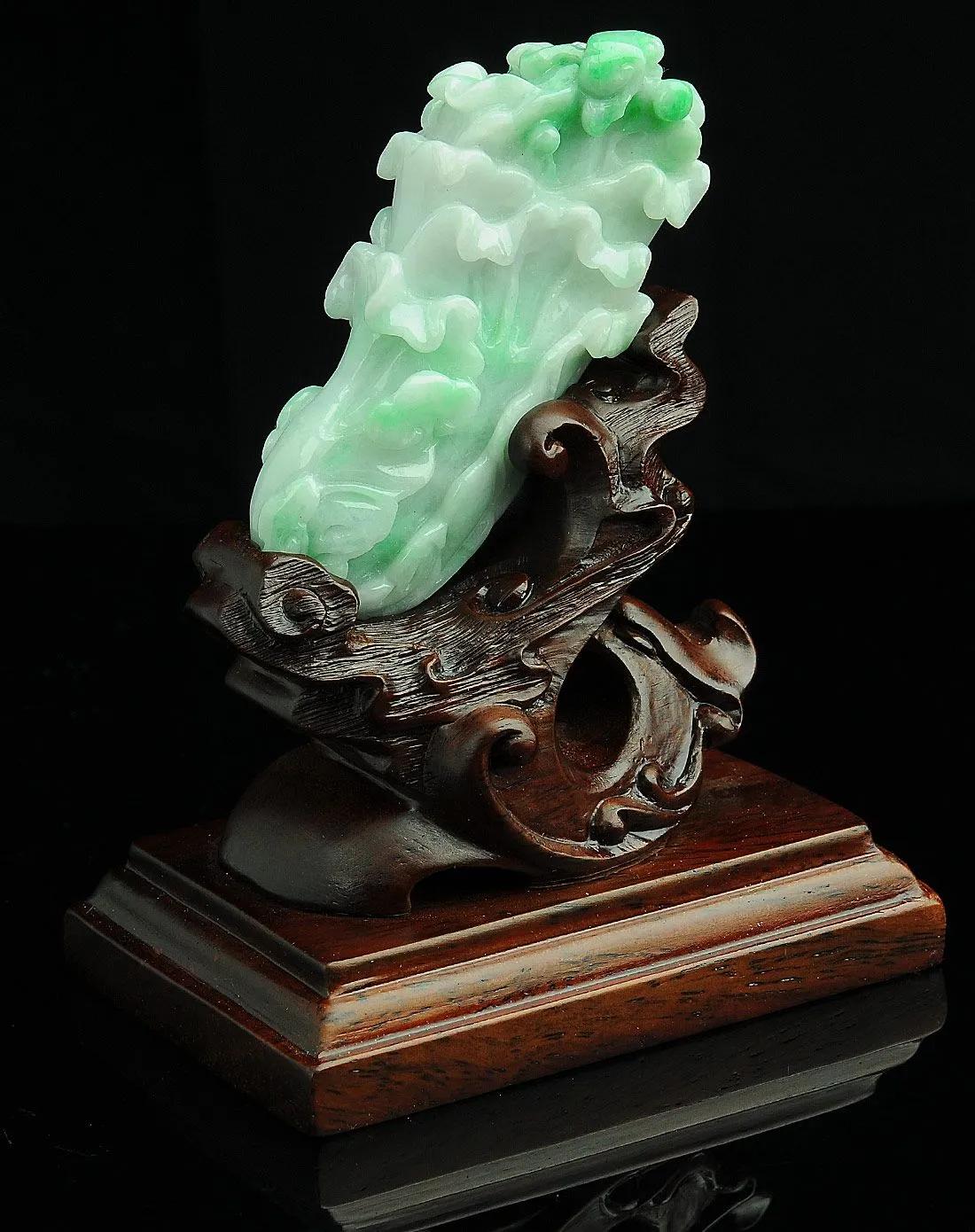 玉雕界最大翡翠如意宝刀,重达160公斤,需要四个人齐力才能抬动(翡翠