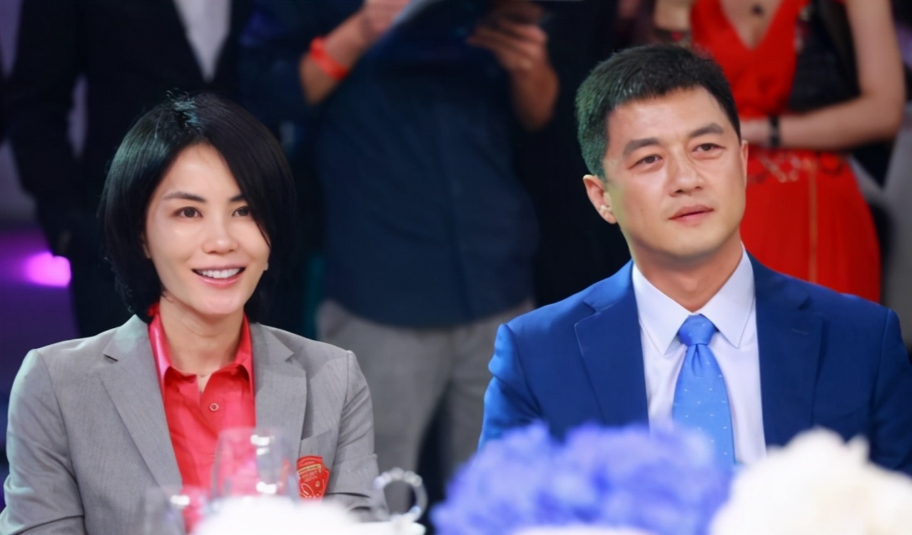 李亚鹏与新女友，穿情侣鞋同框28天后，前女友与老公官宣离婚