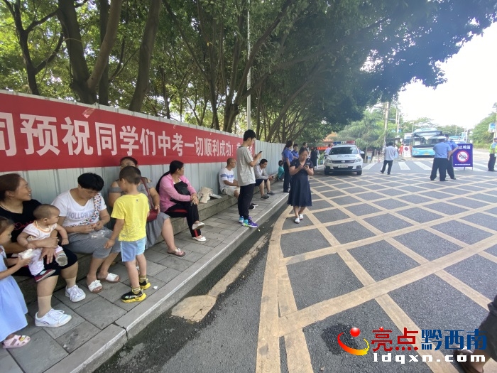 又是一年中考季，今日黔西南4万余考生奔赴考场 众多家长场外等候