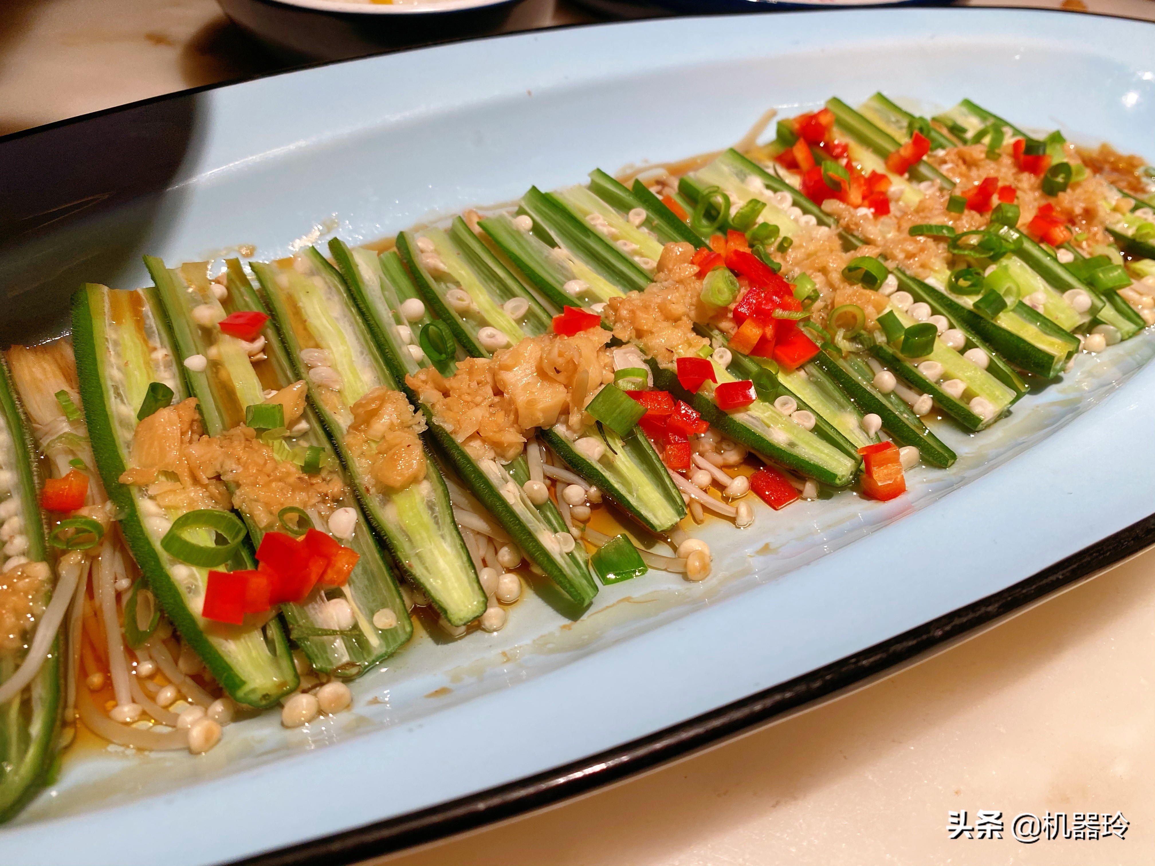 周日晚餐:烧鸭 芹菜鸡蛋炒牛肉 蒜蓉金针菇秋葵 蕃茄西兰花肉片上汤