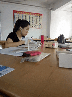 搞笑GIF开心一刻：椅子很实用，在后备箱放一个，以备不时之需