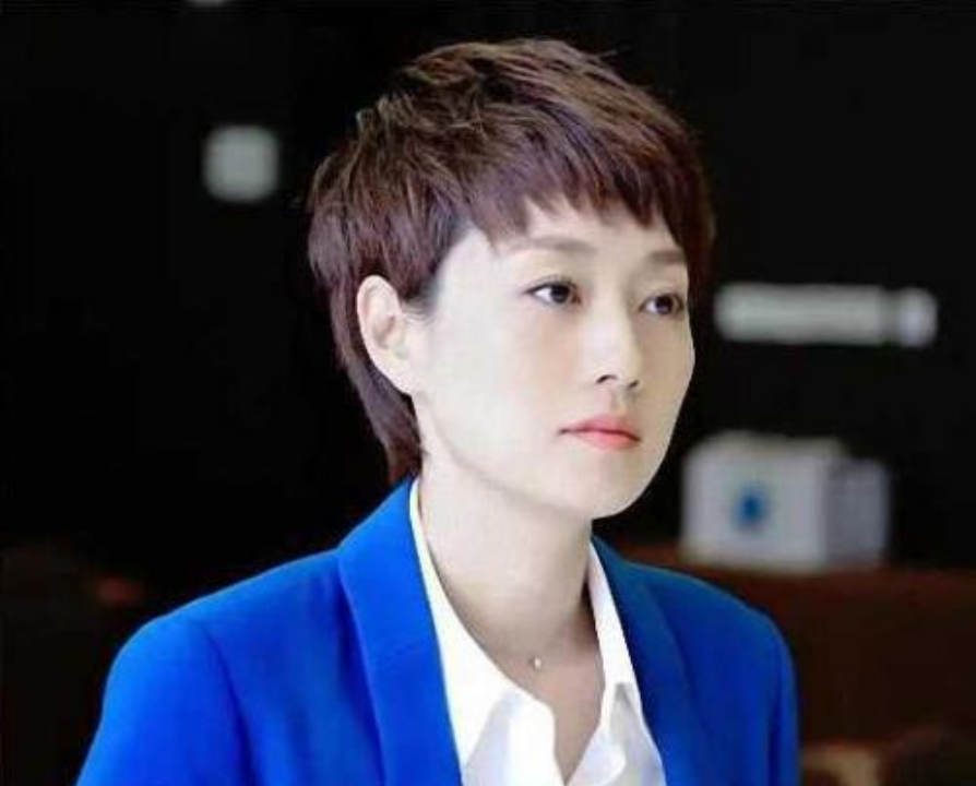 50岁女人染什么色好看?时尚高级感的巧克力色,低调奢华有内涵