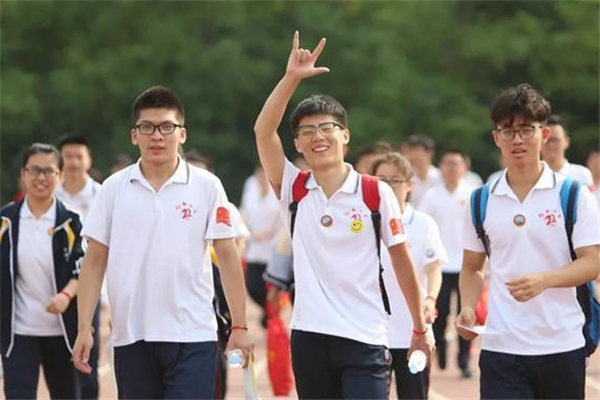 中考和高考当天，家长有必要“全程陪考”吗？聪明的家长这样做