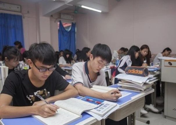 2021年高考文科生太难了，500分也将要读专科，理科生喜大普奔