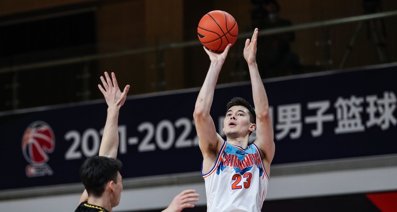 为什么nba投篮比cba准(深度分析，后撤步三分在NBA联盟盛行，为何在CBA联赛却很少见？)