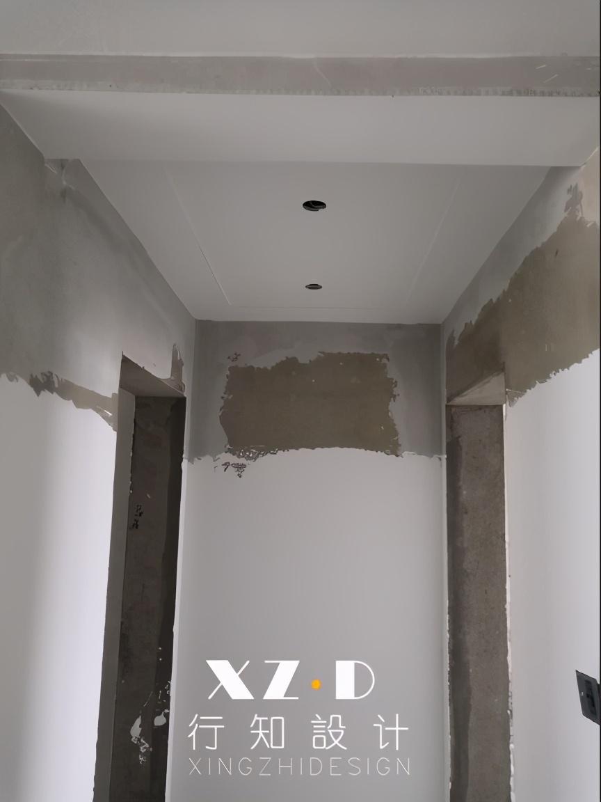 施工跟踪：电视墙暖咖色，其他墙面浅灰色，设计师不同阶段分享