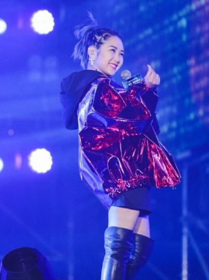 超女何洁的劲爆情史，和释小龙分手后高调嫁人，与前夫互爆黑料