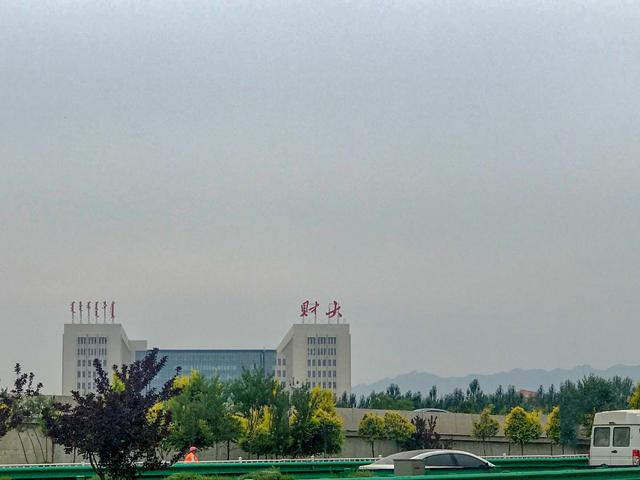 内蒙的这所大学财大气粗，附近有山有水有野生动物，“钱途”无量