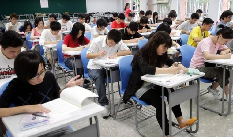 @大学生，想成为大学老师需要符合什么条件？学姐：这5点是基础