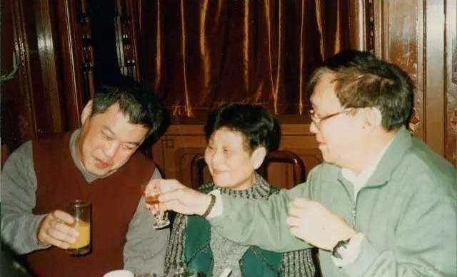 名导谢晋：双亲自尽，4个孩子3个智力低下，将一生奉献给电影