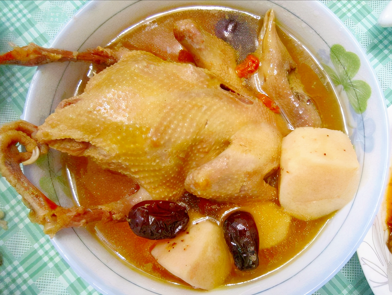 炖鸽子汤时，用老鸽还是乳鸽？教你正确的做法，汤汁鲜美没有腥味