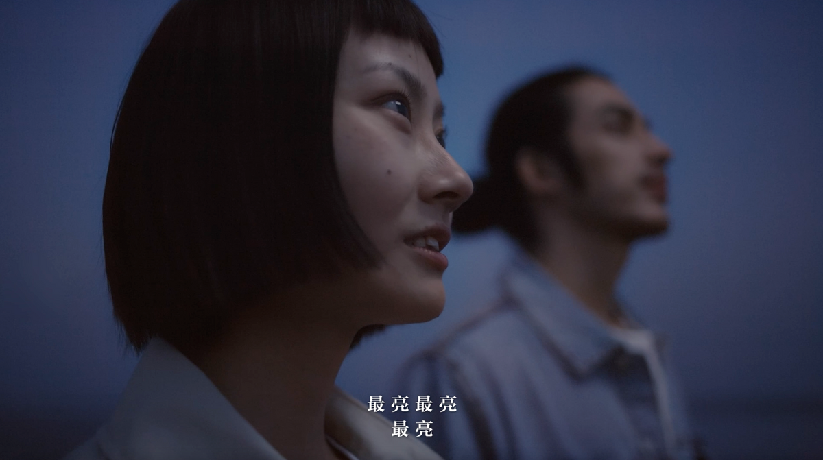 三星S21系列与张韶涵&卡斯沃共同展示了“夜空中最亮的星星”。