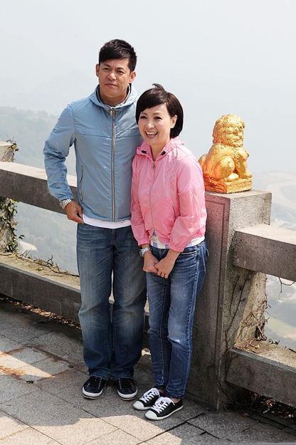 曾志伟2任妻子:现妻病逝,离婚后转身嫁闺蜜儿子的原配,今怎样