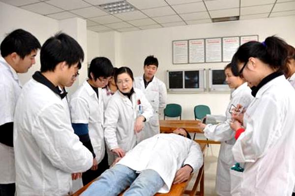 学医真的不好吗？2021年医药类大学排名：考生和家长可收藏