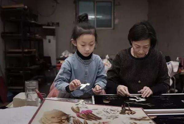 7岁女娃“微微一笑很倾城”，经纪公司愿百万签约，父母却很为难