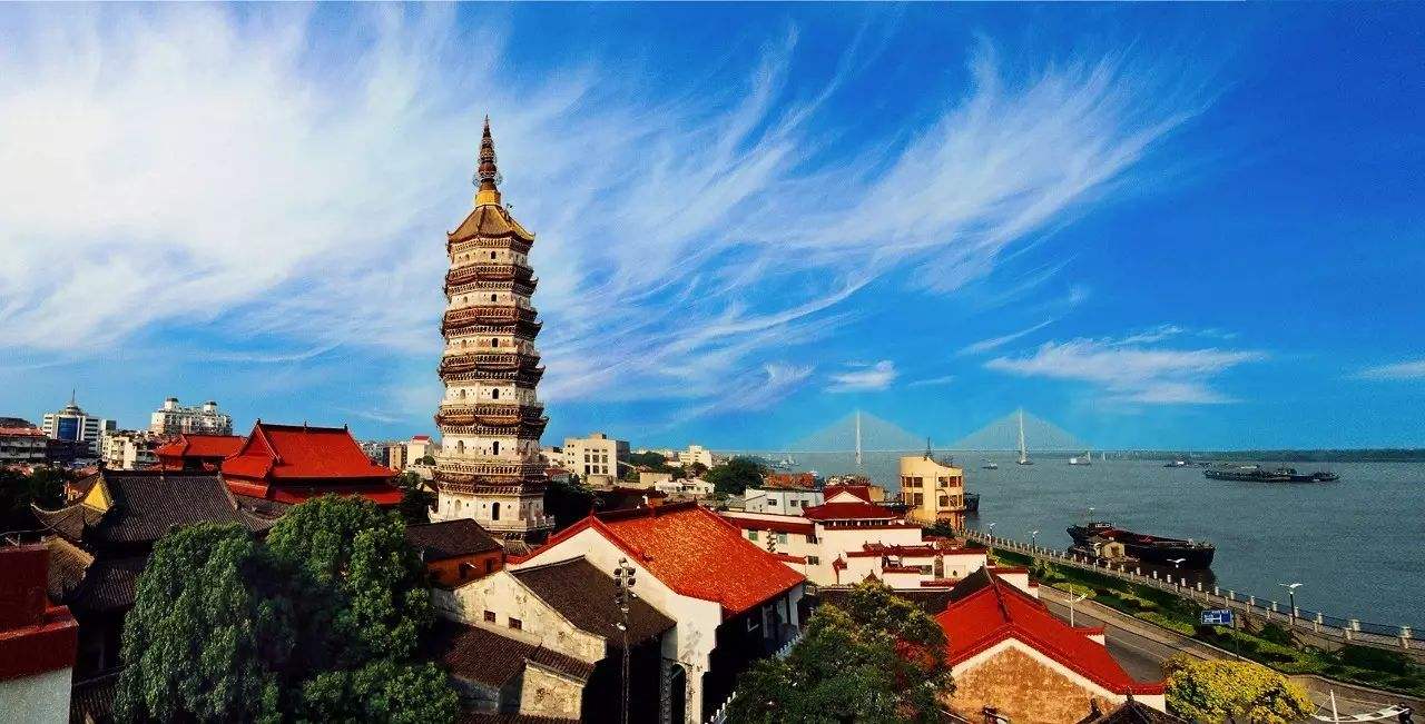 同为黄梅戏故里的安庆和黄冈，经济实力相当，综合实力谁更胜一筹