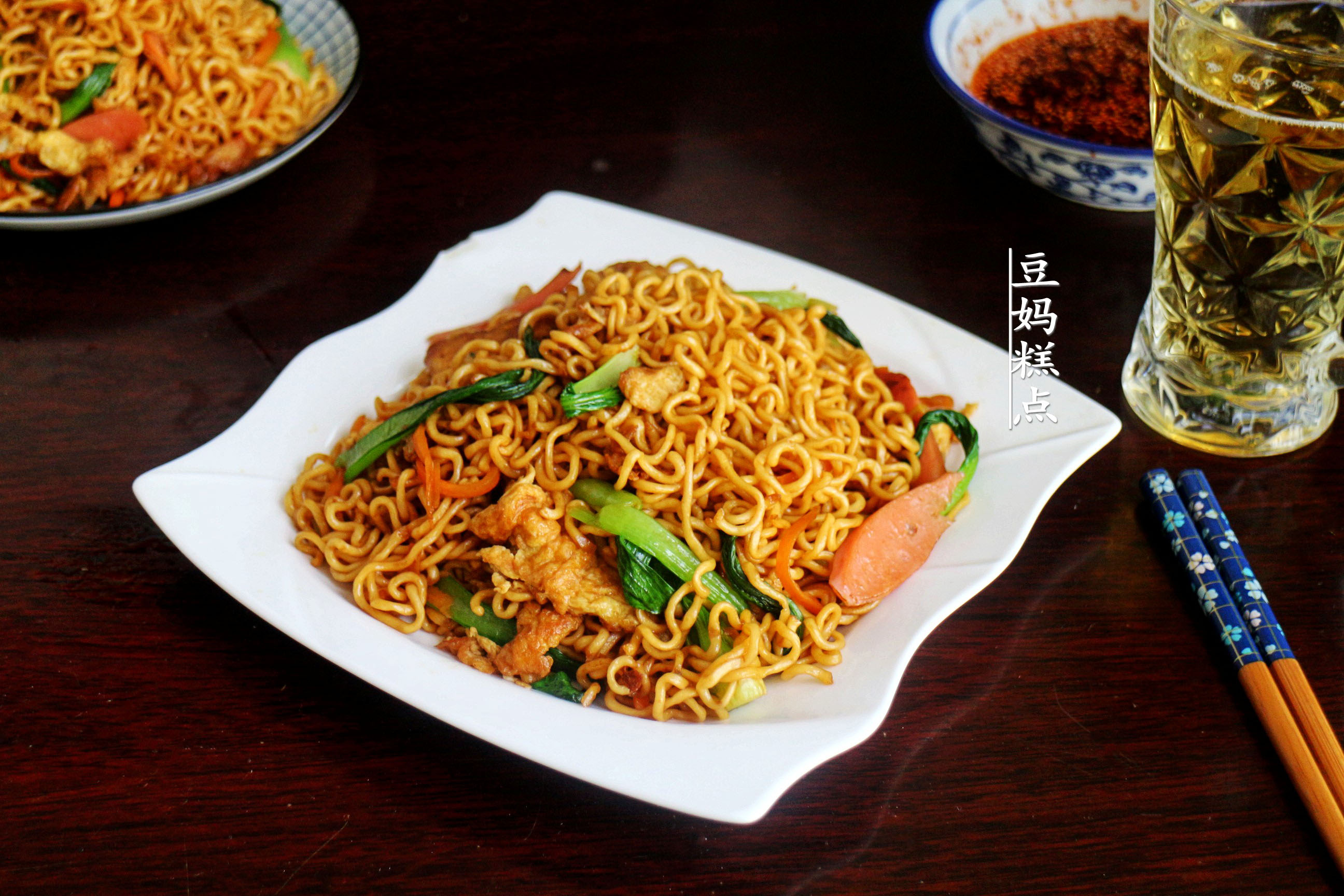 炒泡面的做法教程(懒人炒方便面秒杀路边摊)