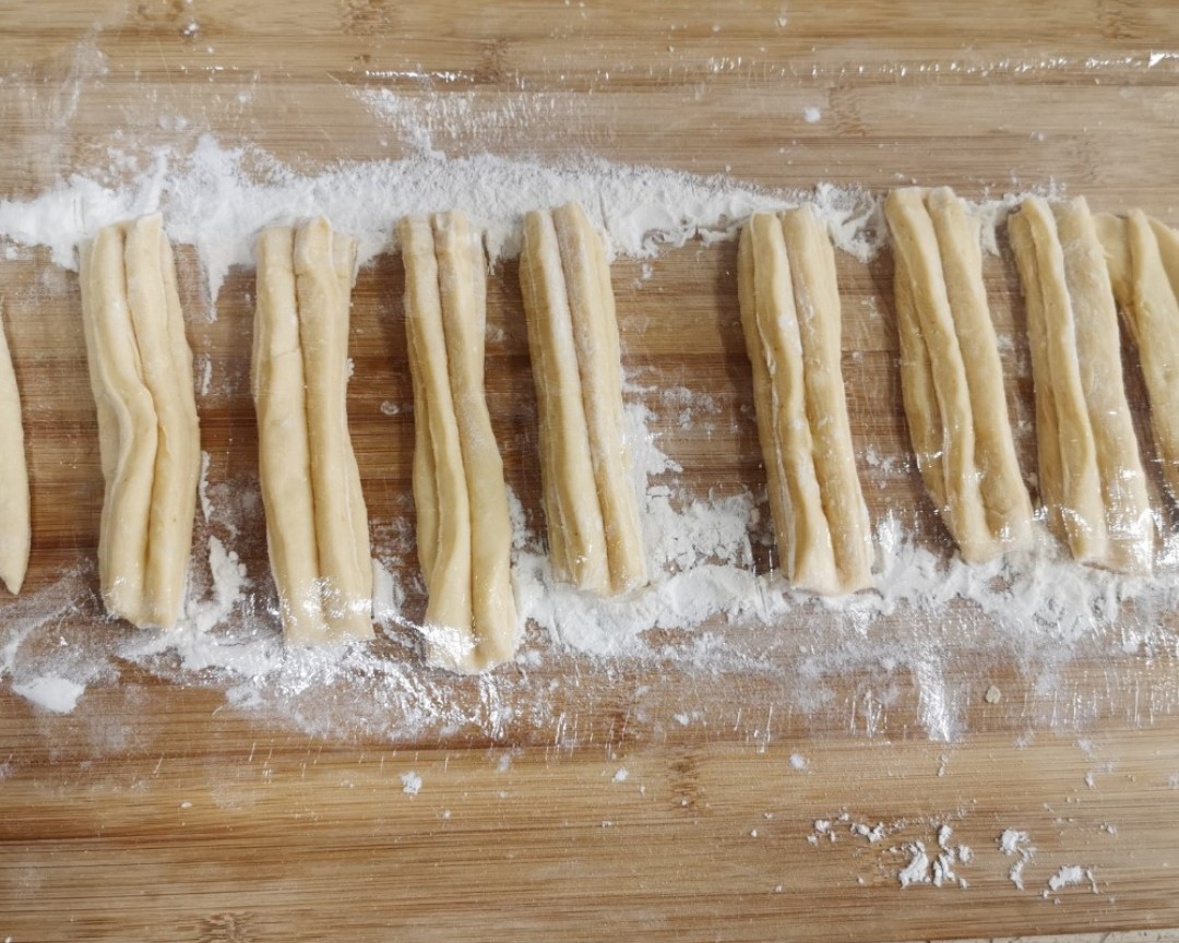 早餐店油条的商用配方，外酥里嫩，手把手教你制作，用料精确到克