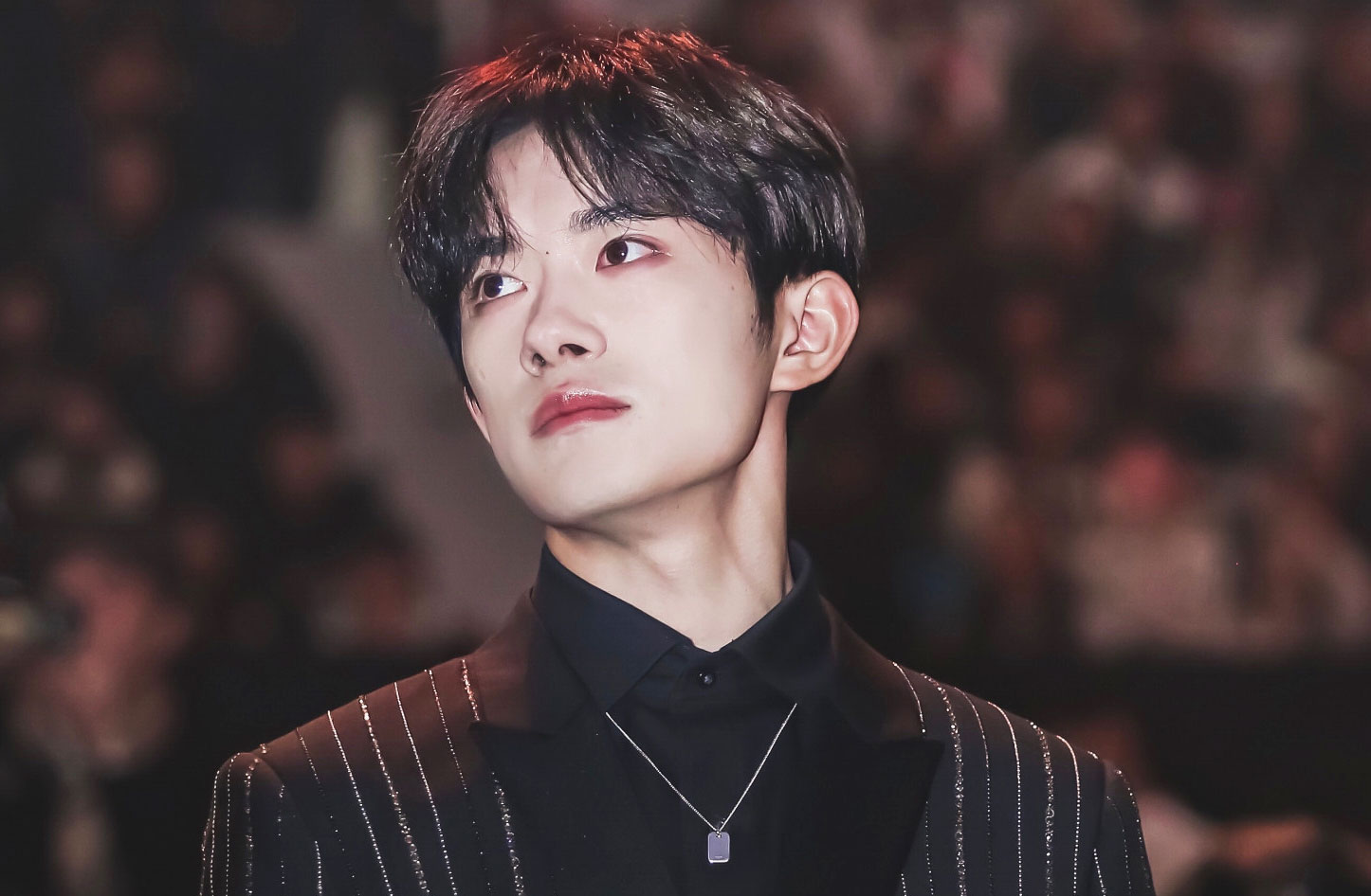 之前的易烊千玺是比较"奶"气的,因为年轻比较小,五官和脸型也都不够