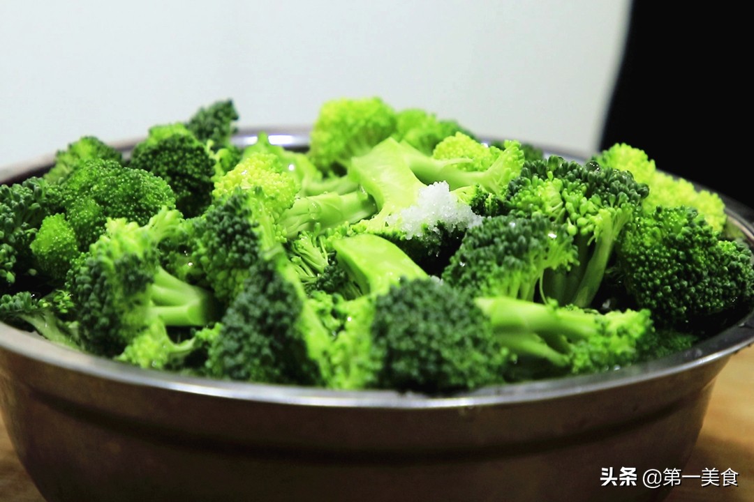 炒西兰花、最忌直接下锅炒和焯水！学会1招，西兰花爽脆又入味