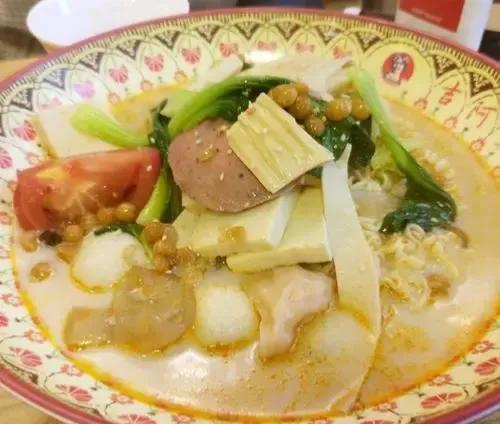 菜品汤底大不同！跟着我们挑选你秋天的第一碗麻辣烫吧