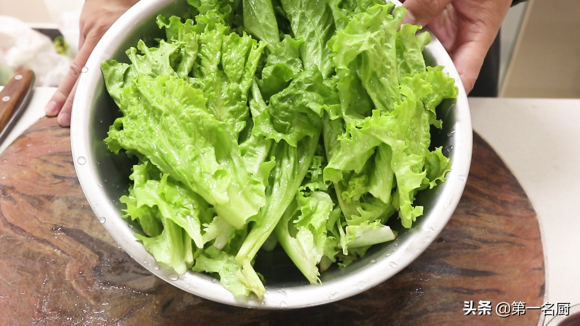 白灼生菜是一道營養美味的菜餚,屬於粵菜系,食材