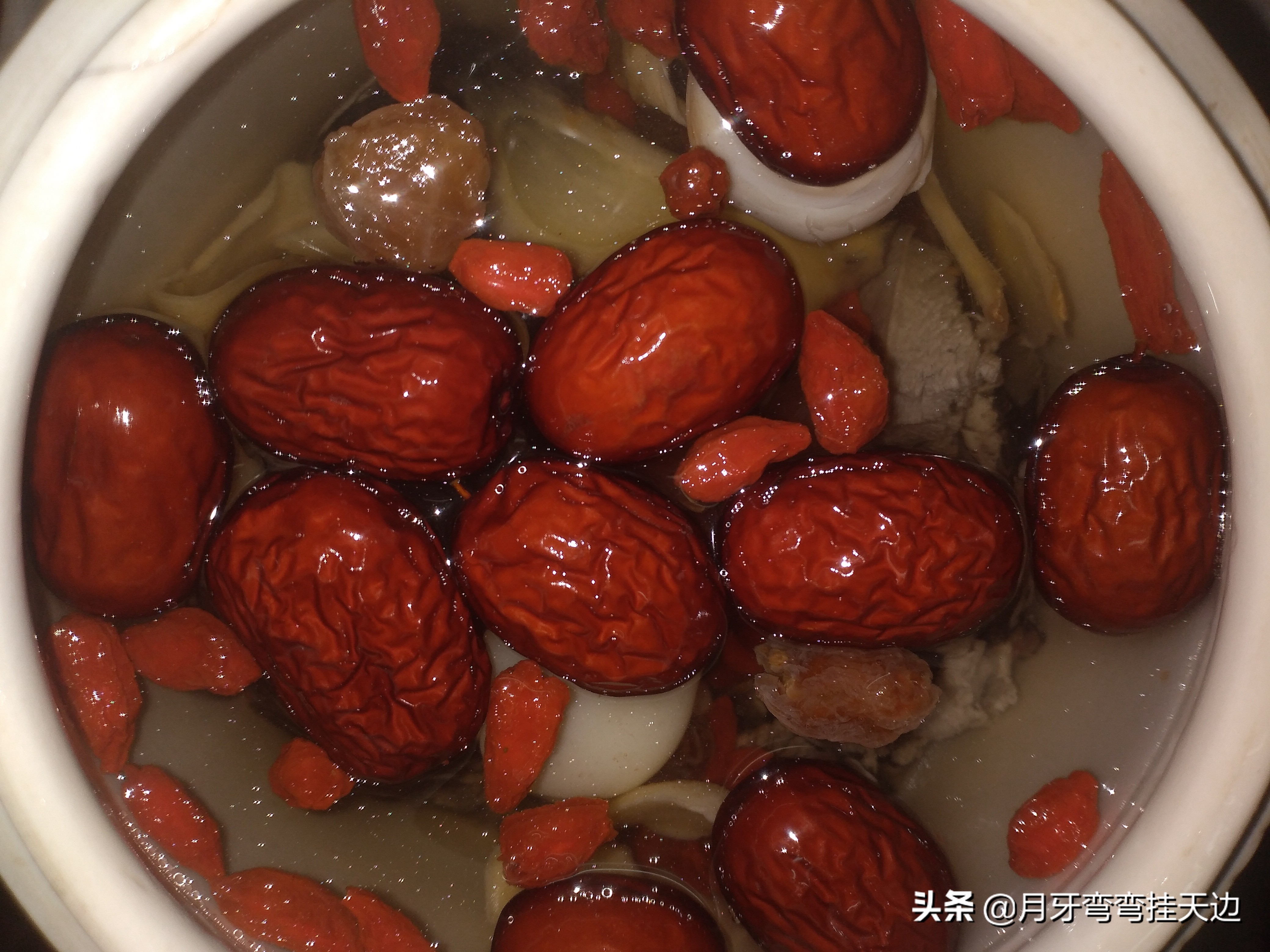 乌鸡炖汤这样做，汤色清亮补而不燥，做法简单，老人小孩特别爱喝