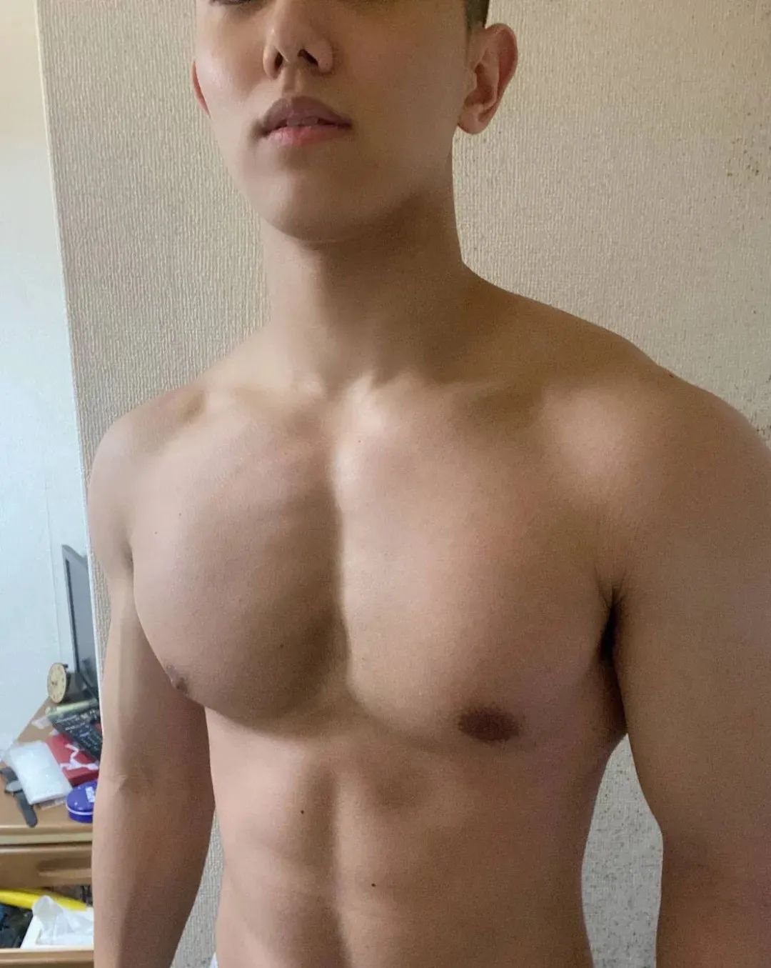 20歲的日本男優，因高顏值和肌肉身材走紅網絡，他的一天是這樣的