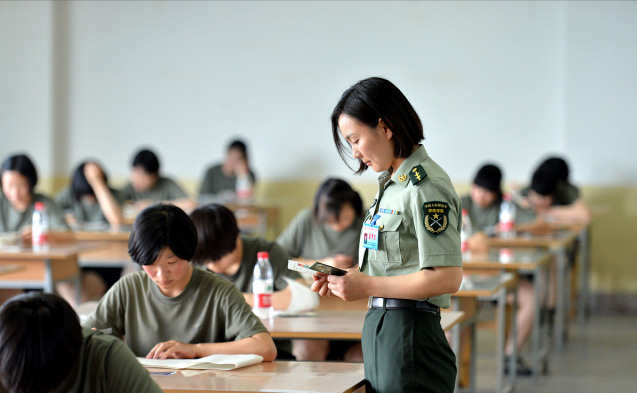 大学毕业生当兵，学龄不算军龄，兵龄满12年需要晋升四级军士长