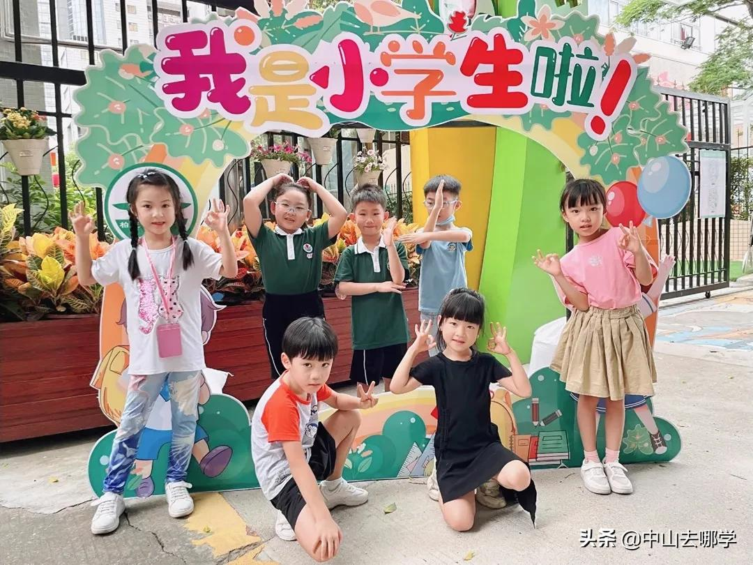 开学啦！现场多图预警：妈趴窗，爹爬墙，脸贴地！场面过于欢乐