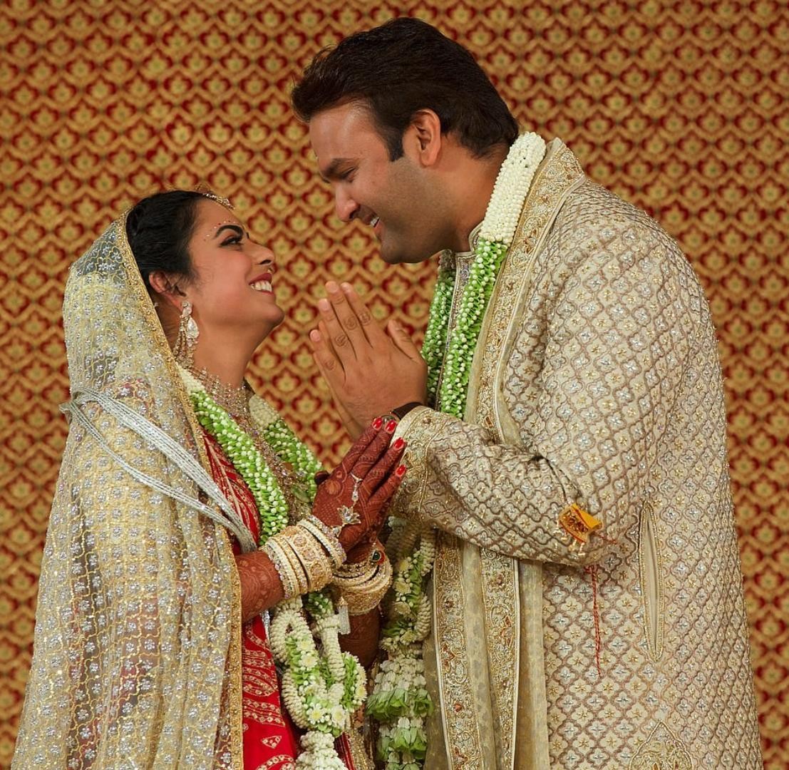 印度首富54岁妻子嫁女儿花7亿披翡翠戴祖母绿鼻环排场十足翡翠冰种