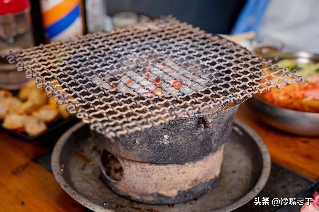 没人要的猪肠“边裙油”，白菜价收高价卖，成为被误解很深的美食