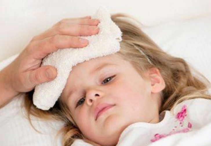 孩子发烧有件事比退烧更重要，2个降温方法见效快，别着急去医院