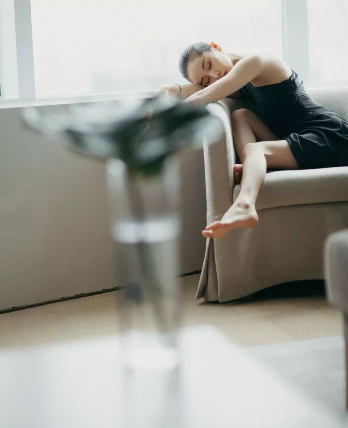 王子文赤脚拍写真别具诱惑!"巴掌脚"滑嫩嫩,真是"小妖精"