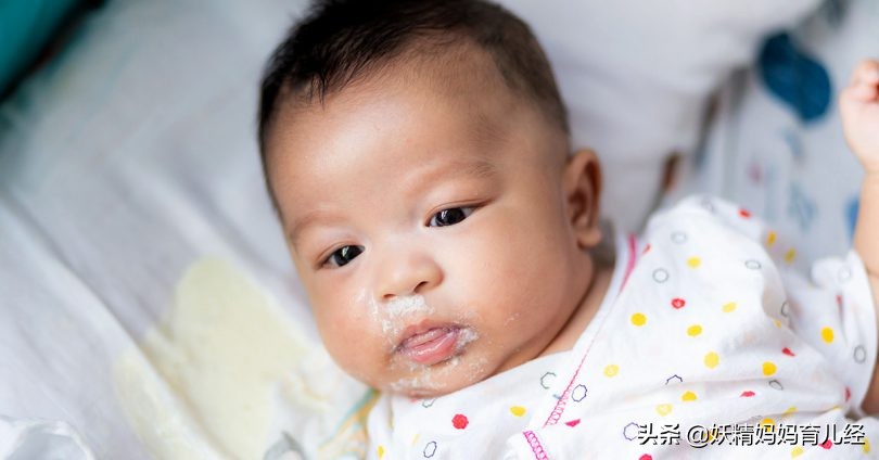 新生儿频繁吐奶怎么办？一个月宝宝吐奶原因及解决方法